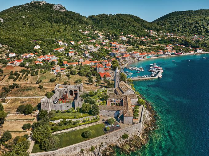 Samostan, ki želi na otoku Lopud pri Dubrovniku, so zgradili leta 1483 z namenom kontemplacije, za potrebe zdravljenja in duhovnega življenja patrov. | Foto: Shutterstock