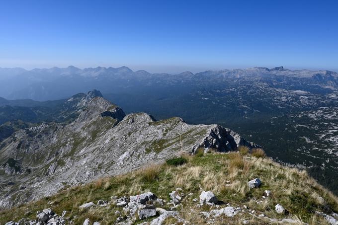 Pogled z Male Zelnarice proti jugu: spredaj so Kopica in Tičarici, desno zadaj v daljavi Krn. | Foto: Matej Podgoršek