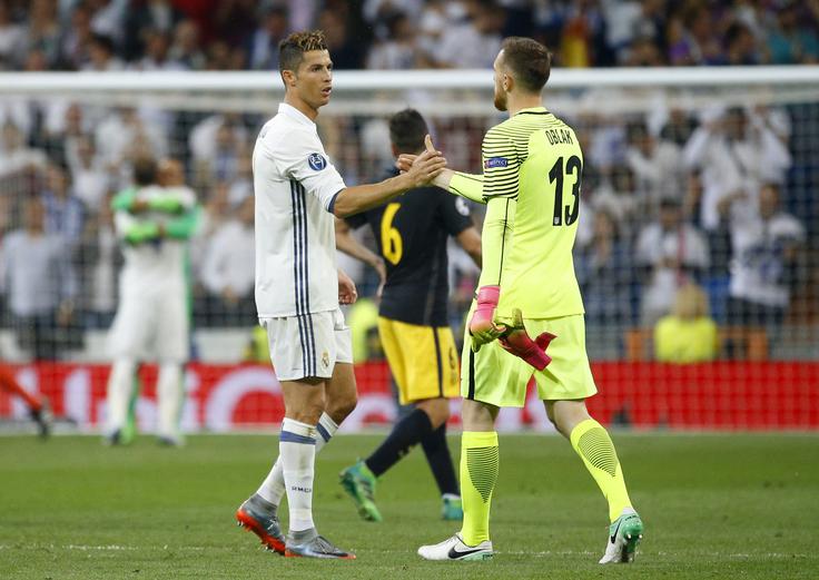Cristiano Ronaldo in Jan Oblak se bosta pomerila v velikem madridskem derbiju 18. novembra. | Foto: Reuters