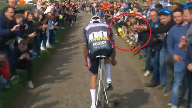 Belgijski navijaški klub Mateja Mohoriča se distancira od incidenta z bidonom