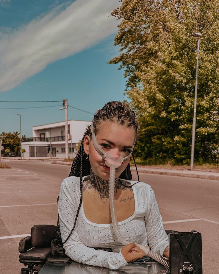 "Včasih me ne definirajo besede ali diagnoze, ampak odločitve, ki jih sprejemam vsak dan, da vztrajam, grem naprej in ostajam zvesta sebi." | Foto: Osebni arhiv