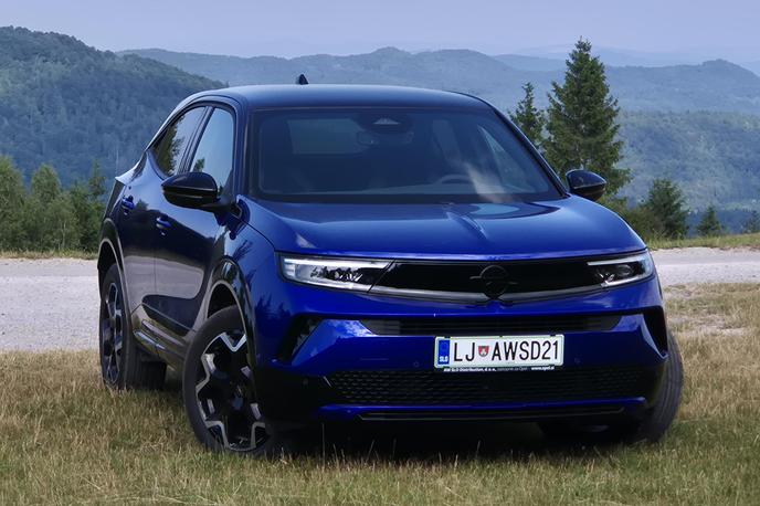 Opel mokka | Črni vizor med žarometoma s spremenjeno obliko Oplovega bliska in dnevnimi lučmi LED pomeni nov oblikovalski podpis mokke. Zračne reže so preoblikovane, odbijaču pripisujejo bolj dinamičen videz. | Foto Aleš Črnivec
