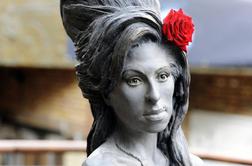 Amy Winehouse, izklesana iz kamna 