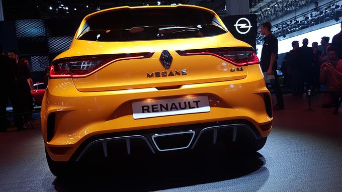 Oranžna barva mu odlično pristoji. To je novi renault megane RS, ki bo imel v različici trophy moč 300 "konjev". Dobil je 1,8-litrski turbo motor, štirikolesno krmiljenje in tudi možnost samodejnega menjalnika EDC. | Foto: Gregor Pavšič