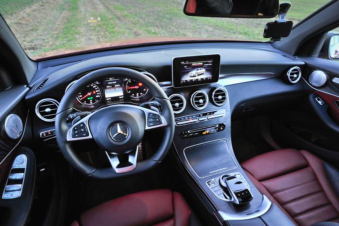 Notranjost je na ravni ostalih Mercedes-Benzovih športnih terencev in tudi limuzin. Hvalimo položaj za volanom, udobje sedežev, ergonomijo voznikovega prostora ... | Foto: Ciril Komotar