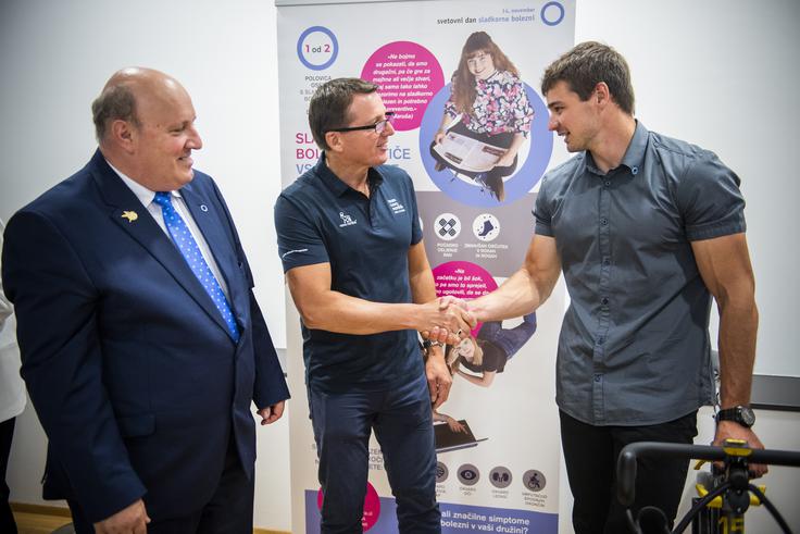 Davidenko na novinarski konferenci v družbi Alojza Rudolfa, podpredsednika Zveze društev diabetikov Slovenije, in kajakaša Vida Debeljaka, ki je kljub diabetesu uspešen tudi na športnem področju. | Foto: Bor Slana