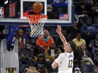 Presenetljivi adut Lakersov Jake LaRavia se je v smehu zahvalil Edwardsu