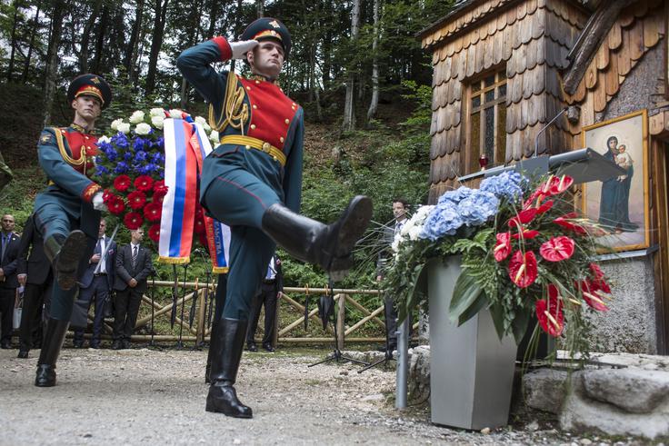 Cesta na Vršič in tudi številne druge serpentine, ki režejo pobočja predvsem nad dolino Soče, so nastale v času 1. svetovne vojne kot pomembne poti za oskrbovanje visokogorskega bojišča soške fronte. Gre za prave inženirske podvige s podpornimi zidovi in mojstrsko speljanimi zavoji. To je dediščina človekove vztrajnosti in tehniške premoči ter opomin na eno največjih tragedij v zgodovini človeštva. Cesto na Vršič so gradili tudi ruski vojaki, ujetniki in mnogi so ostali popkopani pod plazovi. | Foto: Siol.net/ A. P. K.