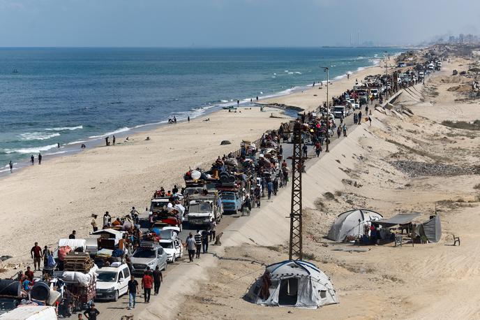 Gaza, Palestina, prebivalci, odhod, beg, vojna, Izrael | Izraelska vojska je pretekli petek zagrozila, da bo med operacijo v mestu Gaza uporabila silo brez primere, in tamkajšnje prebivalce pozvala, naj se umaknejo proti jugu enklave. | Foto Reuters
