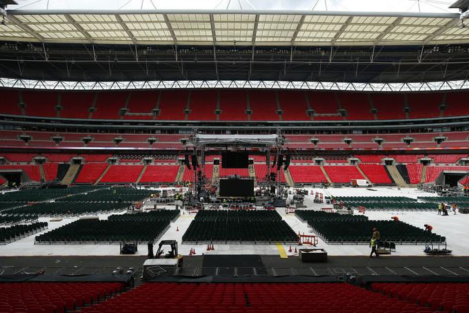 Največji nogometni štadion v Veliki Britaniji bo danes prizorišče boksarskega spektakla. | Foto: Reuters