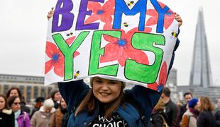 Pozivi za spremembo zakonodaje o splavu tudi na Severnem Irskem