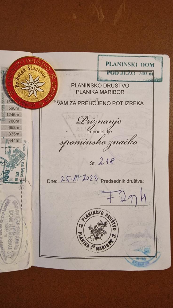V knjižici s 177 slovenskimi kočami in zavetišči je zbral vseh 177 žigov. | Foto: Osebni arhiv Tomislav Majnarić