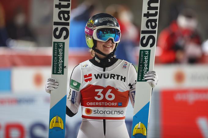 Ema Klinec je odprla z zbiranjem skakalnih medalj v Oberstdorfu. Na srednji skakalnici je postala zlata. | Foto: Reuters