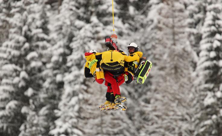 Magdaleno Egger so po grdem padcu odpeljali s helikopterjem. | Foto: Reuters