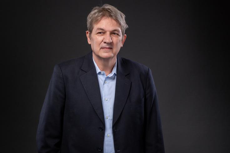 Siolov kolumnist dr. Janez Šušteršič je znan slovenski ekonomist in mednarodni strokovnjak za podporo ekonomskih reform in usposabljanje državnih uprav. Leta 2012 je bil finančni minister, pred tem pa tudi direktor urada za makroekonomske analize in razvoj. Kolumne na Siolu objavlja vsako tretjo soboto v mesecu. | Foto: Siol.net