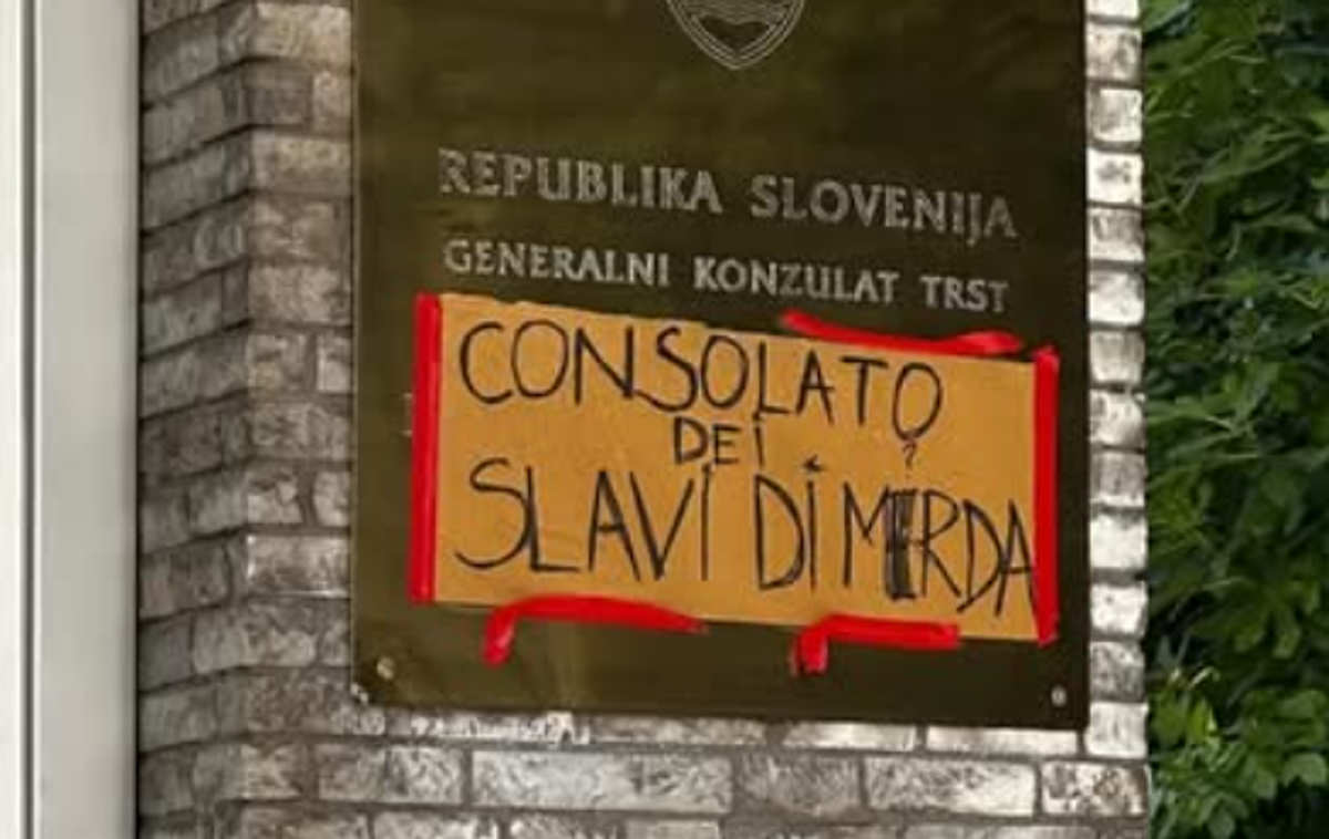 Konzulat | Včeraj je na plakatu, napisanem z roko, s flomastrom in pritrjenem z rdečim lepilnim trakom, je pisalo "Consolato dei Slavi di merda" (Konzulat usranih Slovanov oz. Slovencev). | Foto FB/Il Piccolo