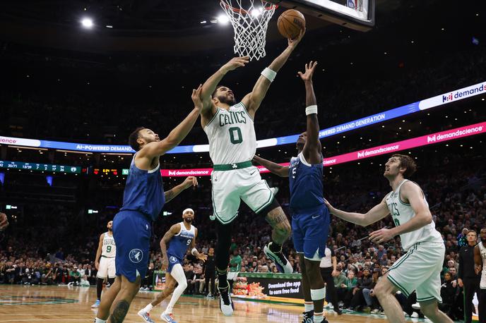 Jayson Tatum | Jayson Tatum je bil junak derbija, v katerem so košarkarji Boston Celtics po podaljšku premagali Minnesoto Timberwolves (127:120) in obdržali svoj položaj na čelu lige NBA. | Foto Reuters