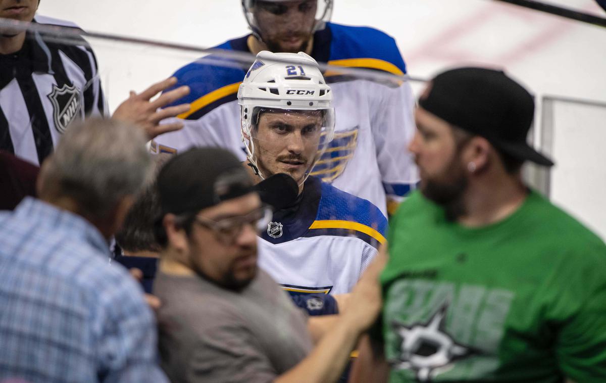 St. Louis pivo Dallas NHL | Neznan navijač Dallasa je vrgel na klop St. Louisa pivo in pošteno razhudil Tylerja Bozaka in njegove soigralce. | Foto Reuters