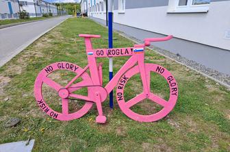 Uganete, kje v tujini so Rogličevi navijači postavili to posebno kolo?