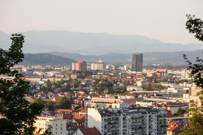 Ljubljana, panorama | Posledice potresa ne pomenijo zgolj porušenih stavb. Tudi delne konstrukcijske poškodbe in požari, ki pogosto sledijo potresu, so lahko enako uničujoči in pogosto ostanejo brez ustreznega zavarovalnega kritja, opozarja Gregor Miklič, direktor področja razvoja premoženjskih zavarovanj v Zavarovalnici Sava. | Foto Shutterstock