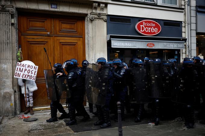 V pripravljenosti je 11.500 policistov, od tega 4.200 samo v Parizu, saj v francoski prestolnici na protestih pričakujejo tudi okoli 1.500 anarhistov in radikalcev. | Foto: Reuters