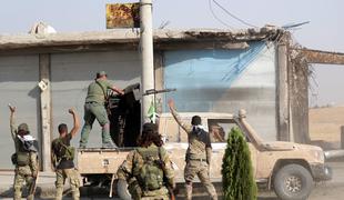 Borci sirskih Kurdov so se umaknili iz mesta na meji s Turčijo