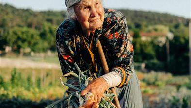 95-letna kmetica Francka s Krasa: Če bi se predala lenobi in ne bi delala na njivi, bi se moja zemlja jokala