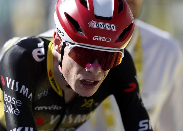 Vingegaard je v cilj pripeljal povsem izmučen, z več kot dvema minutama zaostanka za izjemnim Pogačarjem.  | Foto: Reuters
