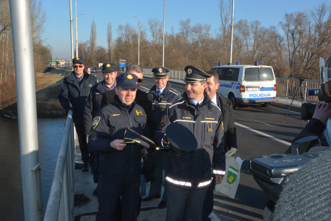 Metanje policijske kape z mostu je tradicija slovenskih policistov, zaposlenih na postaji mejne policije Petišovci, in hrvaških policistov, zaposlenih na policijski postaji Mursko Središče. To počnejo od leta 1993, ko je prvo kapo ob srečanju na mostu v reko odnesel veter, zatem pa so jo Muri izmenično podarjali slovenski in hrvaški policisti. | Foto: STA ,