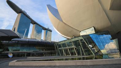 Marina Bay Sands v Singapurju ima futurističen videz: na njej lahko plujete po nebu