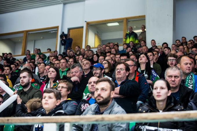 Sobotni derbi si bo lahko s tribune Tivolija ogledalo 400 gledalcev s sezonsko vstopnico. | Foto: Grega Valančič/Sportida