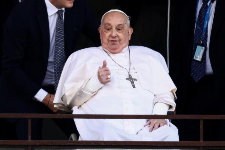  "Zelo čustveno je bilo videti človeka, ki je spet postal papež." | Foto: Reuters