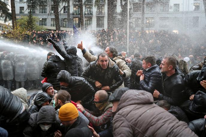 Protestniki v Tbilisiju | Foto Reuters