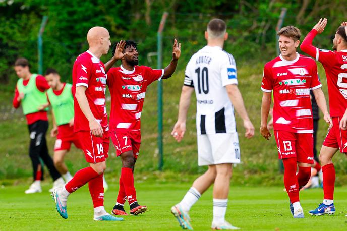 Aluminij Bravo | Kidričani so sodeč po položaju na lestvici favoriti na domačem srečanju proti Muri. Eric Taylor je poskrbel za vodstvo Kidričanov. | Foto Aleš Fevžer