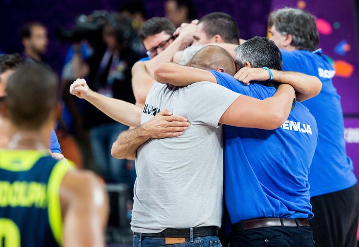 Po veliki zmagi proti Španiji v polfinalu so se v slovenskem taboru vsi objemali. | Foto: Vid Ponikvar