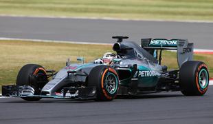 Mercedesu dvojna zmaga na treningu v Silverstonu