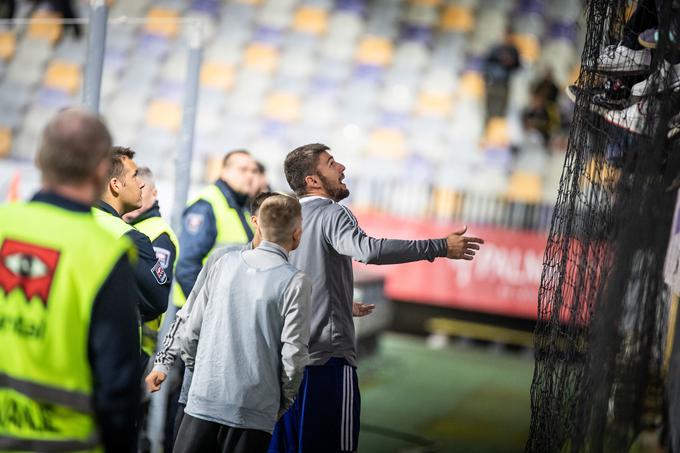 Navijače državnih prvakov je na dvoboju s Koprom moral miriti tudi najbolj izkušeni nogometaš Maribora Rok Kronaveter. | Foto: Blaž Weindorfer/Sportida