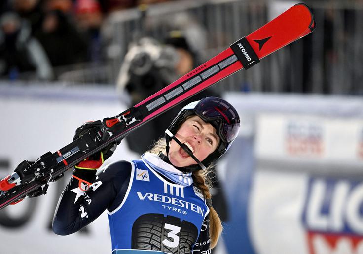 13 let po prvi zmagi Američanka še naprej premika meje v alpskem smučanju. Ta sezona je zanjo zelo pomembna, saj je olimpijska. Na igrah pa ima za zdaj samo dve zlati kolajni. | Foto: Reuters