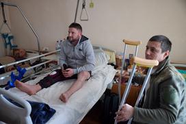 Zelenski obiskal ranjene vojake v bolnišnicah
