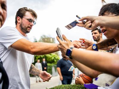Lakersi prispeli v Ljubljano, pozno popoldne v hotel še Luka Dončić #video #foto