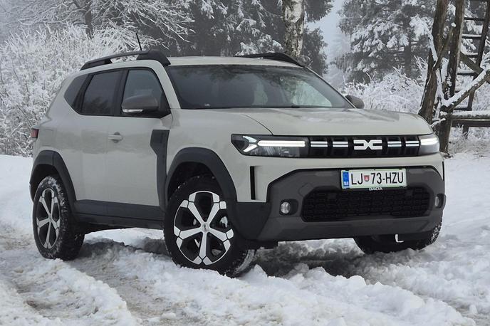 Dacia Duster | Čeprav gre samo za pogon sprednjih koles, je podvozje dvignjeno 209 milimetrov. Luči Eco-LED s samodejnim preklopom so oblikovane na ipsilon, ki se pojavlja na platiščih in tudi v notranjosti.  | Foto Aleš Črnivec