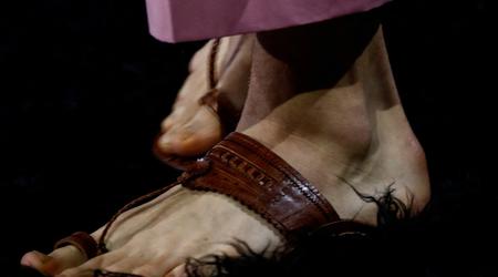 Prada s svojimi novimi sandali razburila Indijce #video