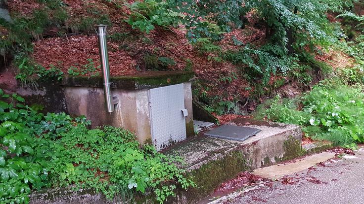 Ker del krajanov ne dovoli kloriranja vode na določenih zajetjih, po besedah župana Občina nima možnosti zagotavljanja brezhibne vode tako, kot je to pretežni pojav pri vseh drugih vodovodih v državi, stanje v tem primeru pa lahko le nadzoruje in obvešča o oporečnosti. | Foto: Metka Prezelj