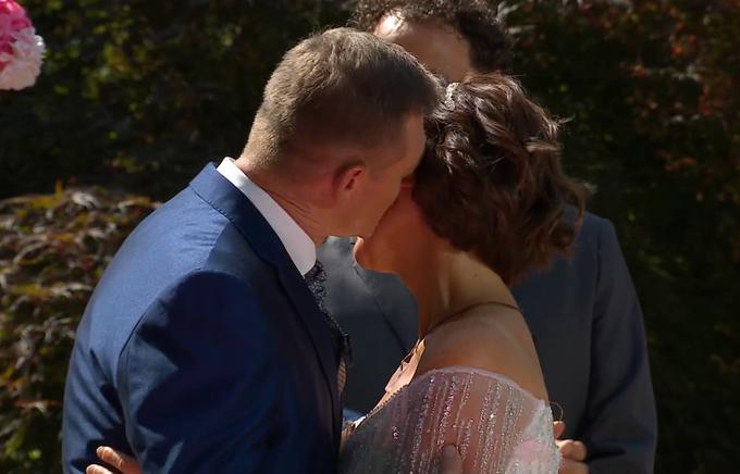 Nevesta se je ob prvem poljubu odmaknila. | Foto: zajem zaslona/Planet TV