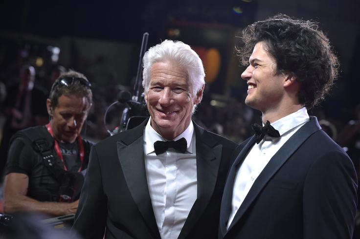 Z očetom Richardom Gerom na filmskem festivalu v Benetkah leta 2024 | Foto: Guliverimage