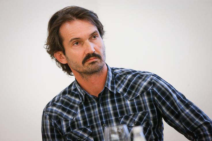 Sindikalist Mladen Jovićić opozarja, da je po njihovem mnenju obravnava podjetij, ki bodo imela koristi od drugega tira, neenakopravna. | Foto: STA ,