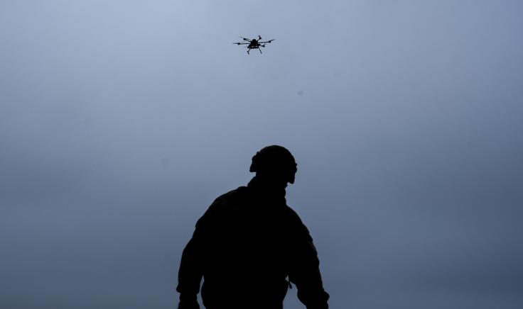 Driscoll je dobil vzdevek mož za drone, ker želi s Kijevom doseči dogovor o dobavi ukrajinskih dronov. Na fotografiji: ukrajinski vojak opazuje ukrajinski dron. | Foto: Guliverimage