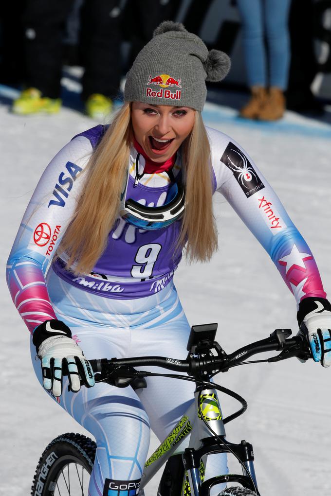 Lindsey Vonn je v soboto za zmago prejela tudi kolo, v nedeljo pa se je morala zadovoljiti s šestim mestom. | Foto: Reuters