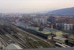 Železnice lani prepolovile izgubo iz poslovanja