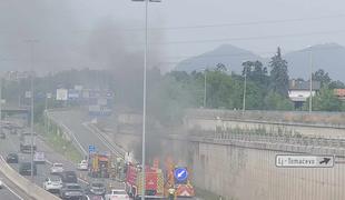 Na ljubljanski obvoznici zagorel tovornjak #foto #video